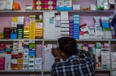 缅甸医疗体系面临双重挑战 医生课税与药品短缺